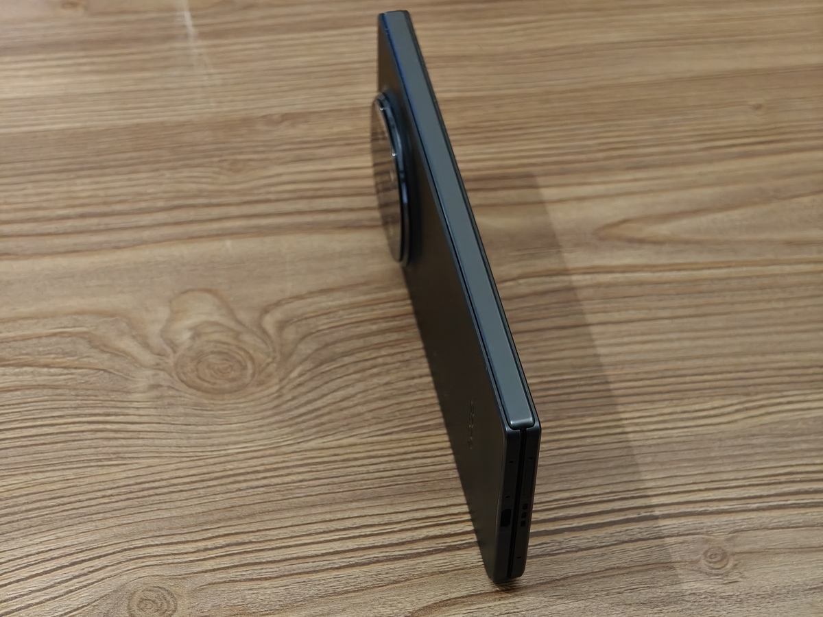 OPPO Find N5 left side