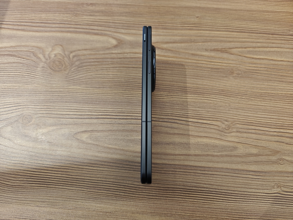 OPPO Find N5 right side