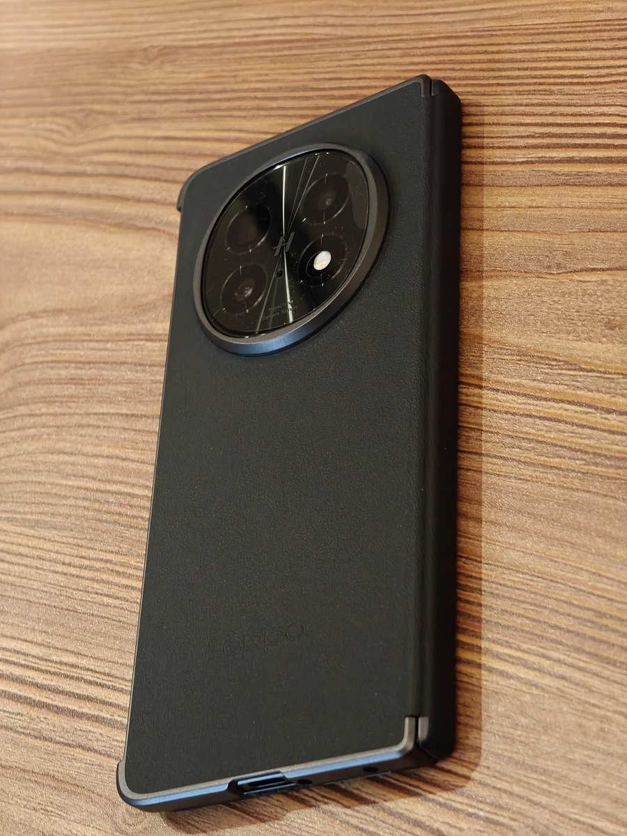 OPPO Find N5 with case