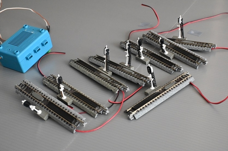 Nゲージ固定レイアウト、KATO 3灯式自動信号機を設置 - yorokinoko