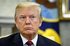 トランプ大統領は米韓首脳会談の冒頭、数十分にわたって記者団の質問に答えた=AP