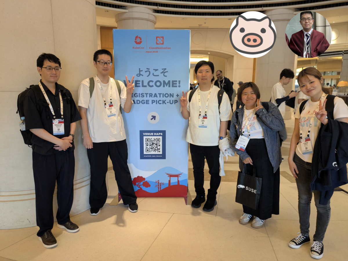 KubeConに参加したFreeersが、エントランスのパネル前で記念撮影をしている