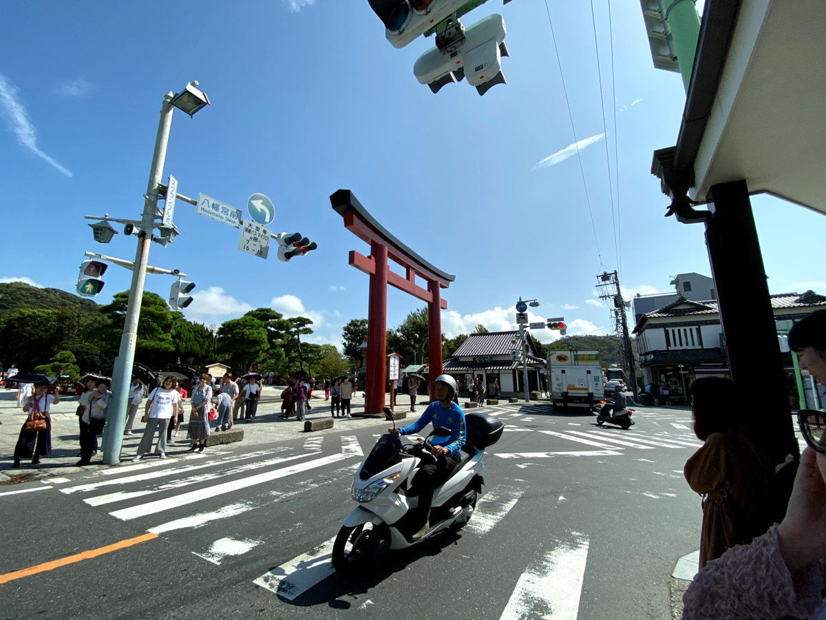 鶴岡八幡宮前のT字路を超広角レンズで撮影