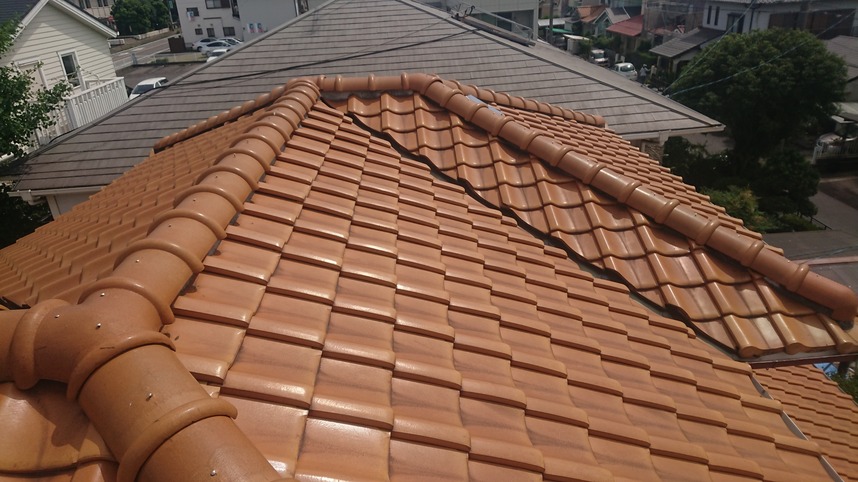 寄棟屋根の雨漏りで 多くは瓦の加工が原因だったりします トライアスリート屋根屋 四代目屋根誠 竹内のブログ