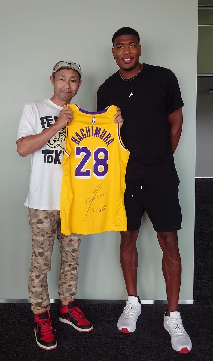 八村塁選手サイン入りジャージとドルフィンズサイン入りジャージを額装