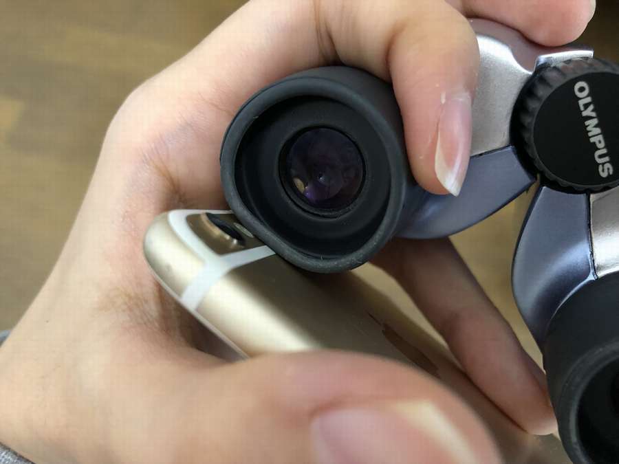 双眼鏡にスマホのカメラを重ねる