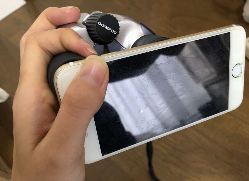 双眼鏡にスマホのカメラを重ねる2