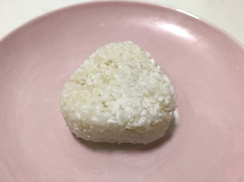 昆布出汁の塩おにぎりの見た目（裏）