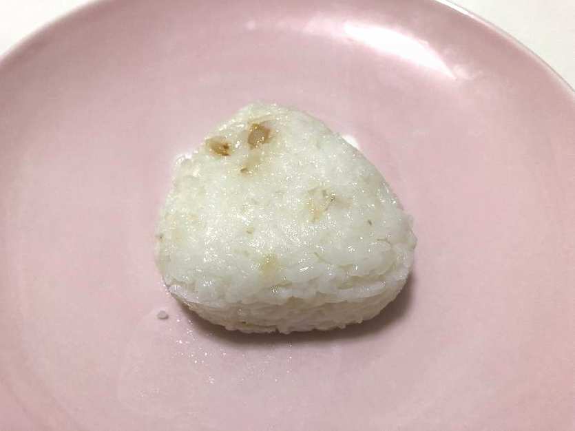 昆布出汁の塩おにぎりの見た目（表）