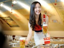 <img src="" alt="ビアガーデンの女性">　