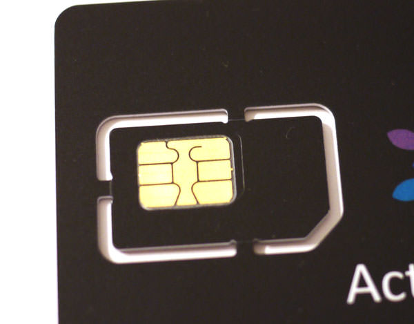 実際にSIMスロットに挿入する部分はかなり小さい