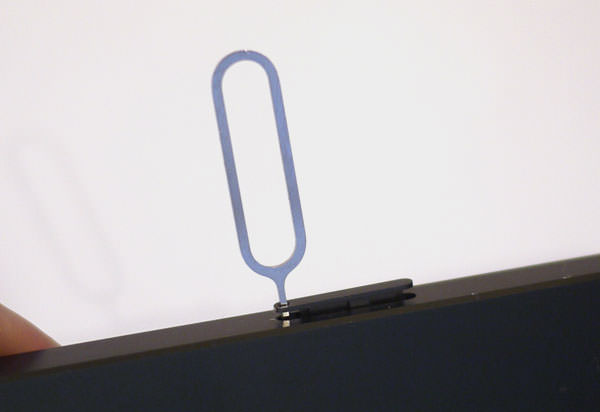 iPhoneからスロットを取り出す