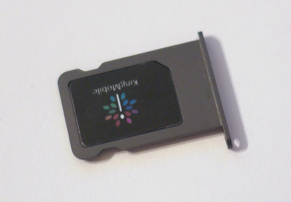 SIMスロットにKing MobileのSIMカードをはめ込む