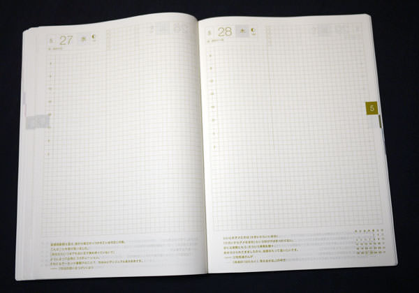 手帳を開いたまま置けるのが嬉しい