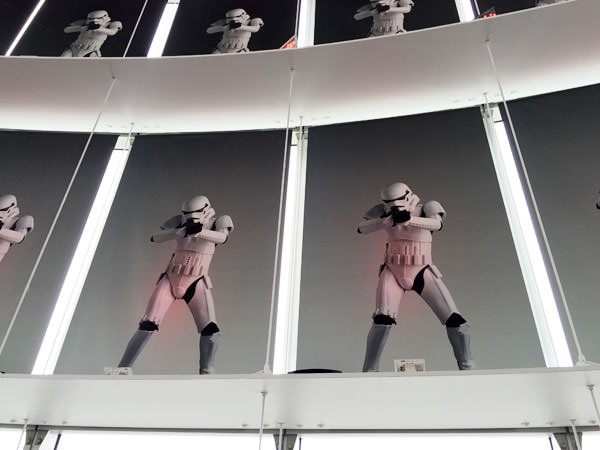 窓にはストームトルーパーの写真が貼ってある