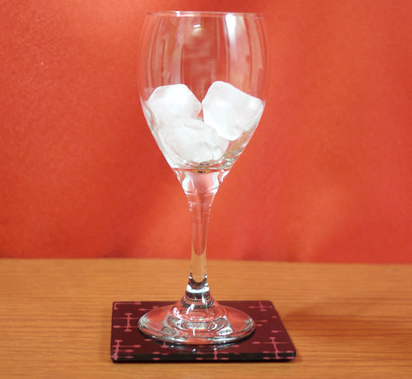 グラスに氷を入れる