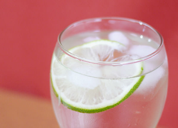 ライムのスライスを浮かべた画像