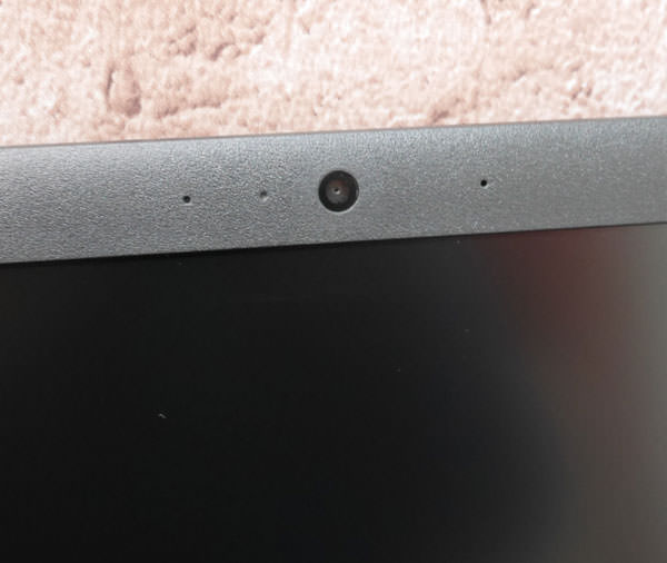 ディスプレイの上にはカメラが付いている