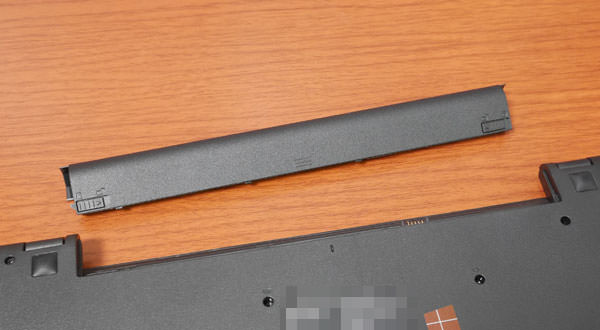 ノートPCの背面に取り付ける