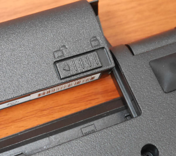 バッテリーを取り付けるにはバッテリーのロックレバーを外す