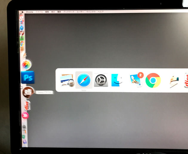 「左」を選ぶと左のディスプレイにメニューが表示される