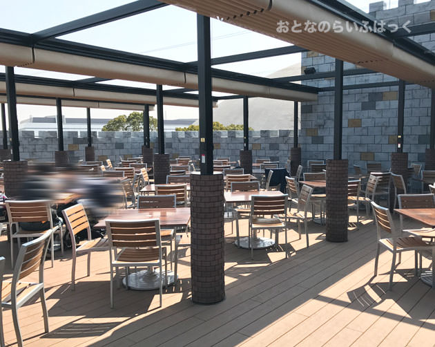 ナイト・テーブル・レストランにはテラス席がある