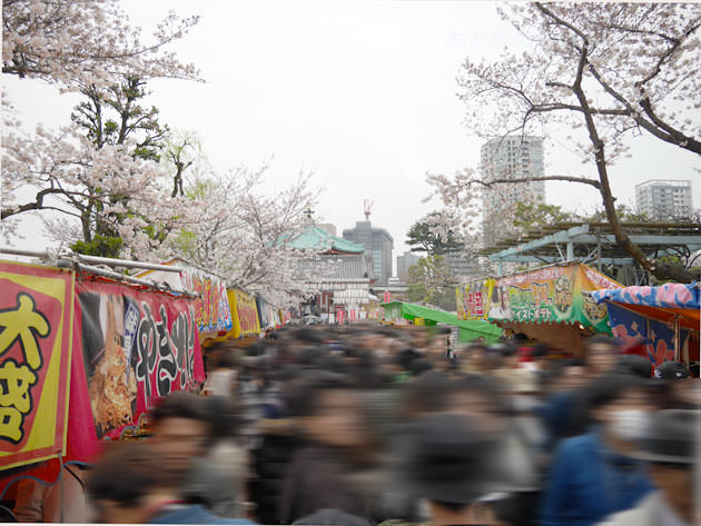 不忍池の弁天堂へ向かう道には屋台が沢山ある