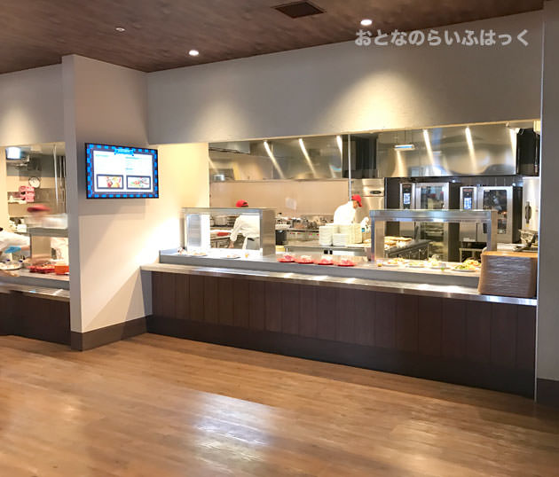 ナイト・テーブル・レストラン 店内画像　食事が並ぶカウンター