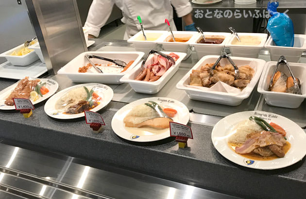 ナイト・テーブル・レストランに並んでいるメニュー