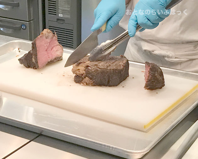 ローストビーフは目の前で切ってくれる