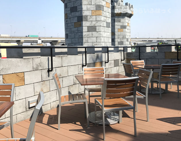 テラス席は壁が高いので椅子に座ると景色が見えない