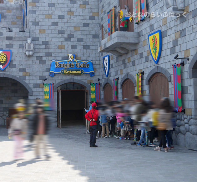 午後12時30分前後は行列が出来ている