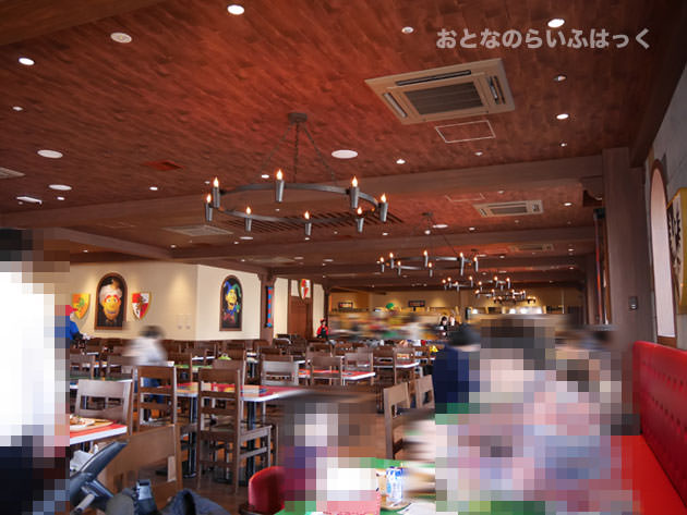 ナイト・テーブル・レストラン　店内の様子　結構ひろい