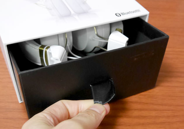 底のつまみを引くと開けられる