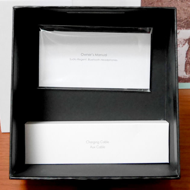 本体の下に説明書とケーブルが入っている