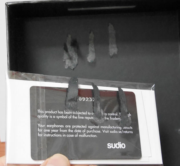 説明書はのり付けしてあるので、剥がすと汚くなる