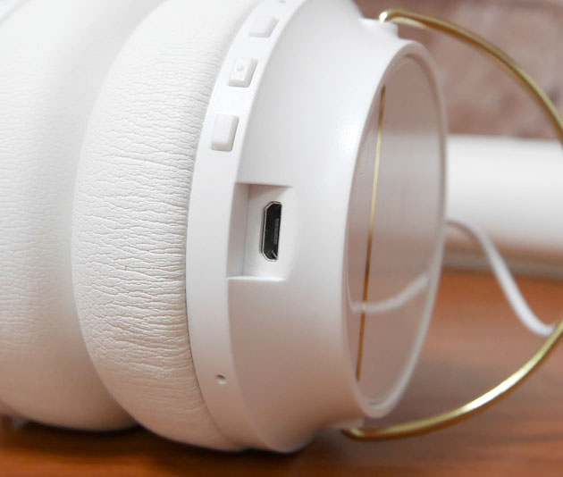 右側には充電用のminiUSB端子がある