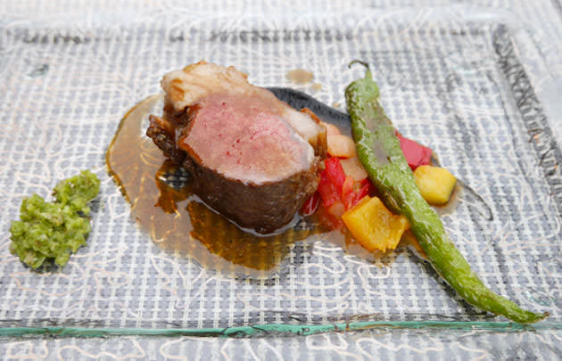 スモークの香る仔羊のロースト　焼き茄子のピュレ　万願寺のチミチュリソース