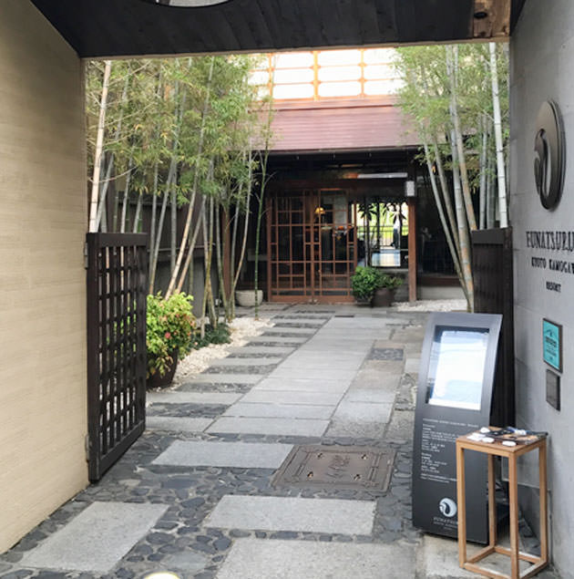 入り口から建物まで石畳が続く