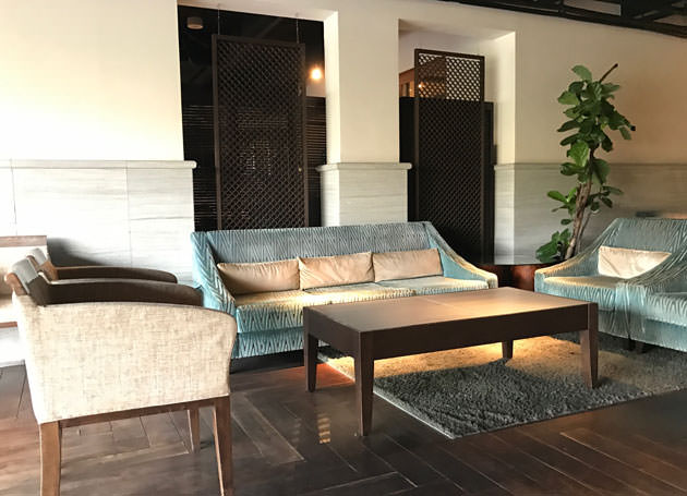 案内されるまで待合室で待つ