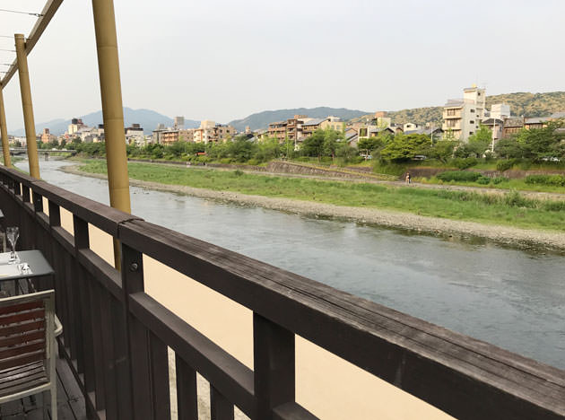 川床席から見た鴨川の様子