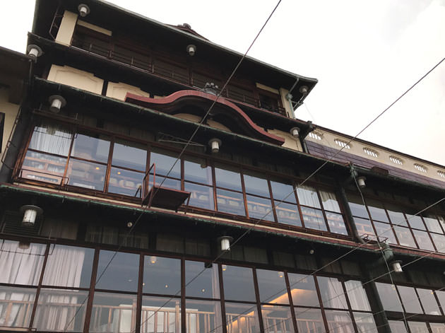 鴨川席から見たLE UN（ルアン）の建物