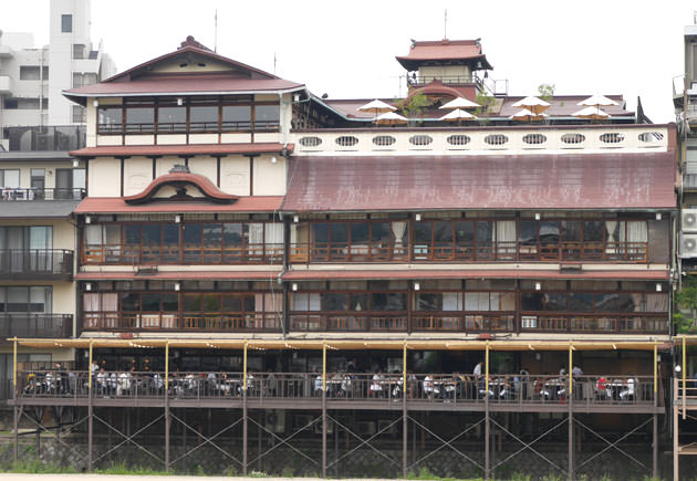 鴨川の反対側から見た建物全体の画像