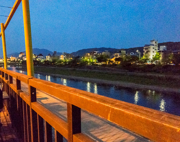 ライトアップされた時間に見た鴨川の様子