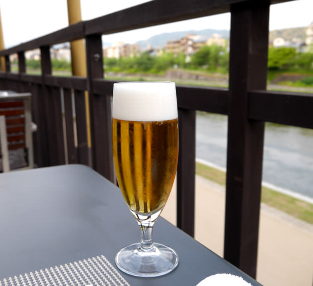 生ビール　グラスで提供される