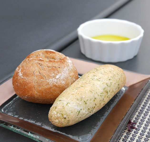 ライ麦のパンとあおさ海苔のパン