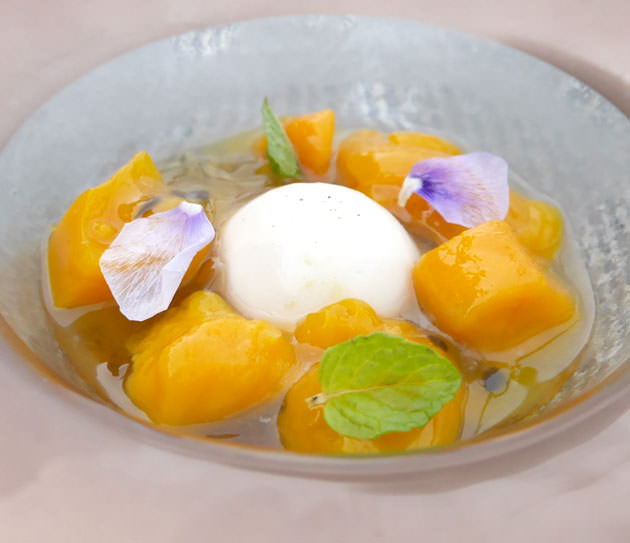 ジャスミンを使ったデザート　ミルクプリンとマンゴー