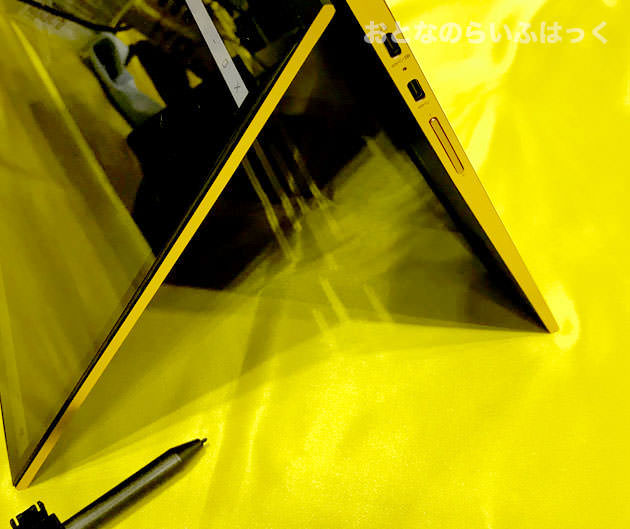 ゴールドカラーの筐体側面