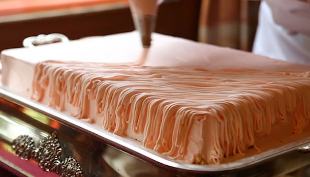 パティシエが目の前でデザートを実演