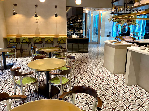 ブッフェ台近くの席